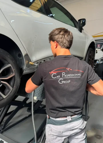 Tecnico Cubicar al lavoro sulla carrozzeria di un'auto a Rovereto