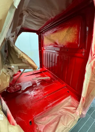 Interno di un furgone storico appena verniciato di rosso – Cubicar Rovereto