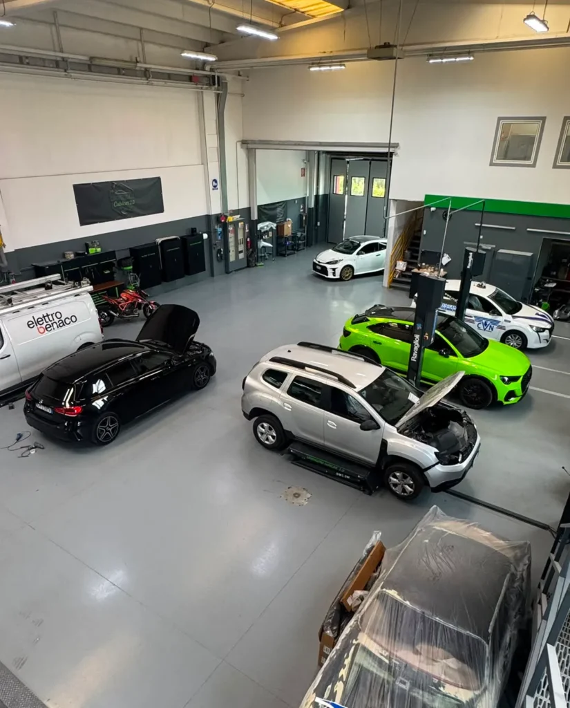Interno dell'officina Carrozzeria Cubicar a Rovereto con auto in lavorazione