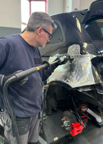 Preparazione e carteggiatura di un'auto prima della verniciatura – Cubicar Rovereto