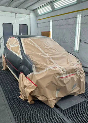 Auto protetta e mascherata in cabina di verniciatura – Carrozzeria Cubicar Rovereto