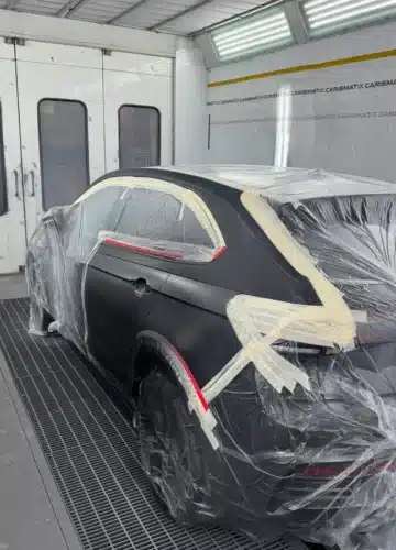 Auto mascherata e preparata per la verniciatura – Carrozzeria Cubicar Rovereto