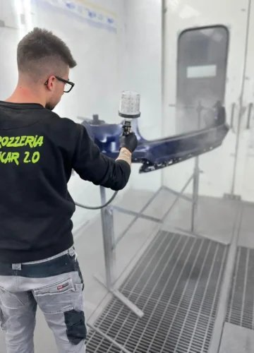 Verniciatura di un'auto in cabina forno – Carrozzeria Cubicar Rovereto